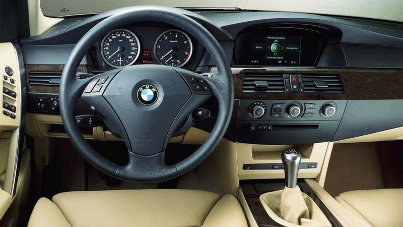 مقایسه ب‌ام‌و سری 5 سدان 530xi با لکسوس ES 250