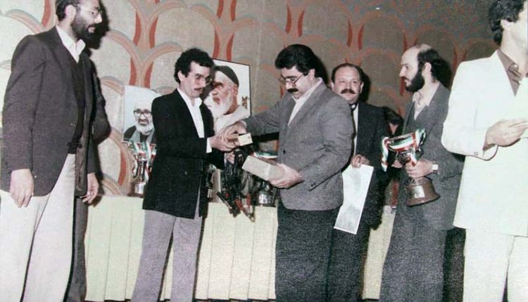 ناظری در حال اهدای جوایز در مسابقات پس از پیروزی انقلاب
