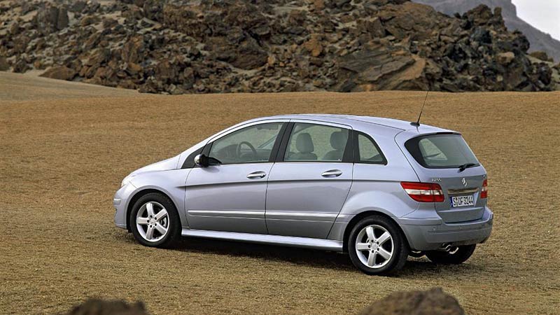 مقایسه بنز B200 توربو با ب‌ام‌و سری ۱ 120i