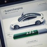 پنل شارژ در مانیتور تسلا S