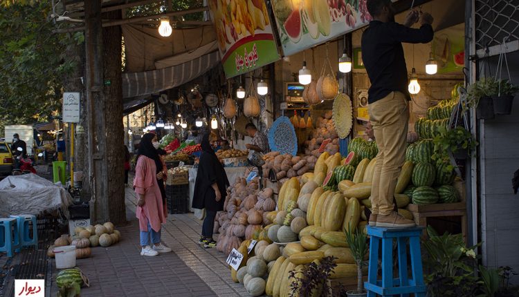 بازار میوه در لاهیجان