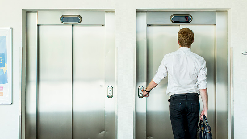 نصب و تعمیر آسانسور ازجمله مهارت‌هایی است که می‌توان درآمد زیادی از آن کسب کرد.